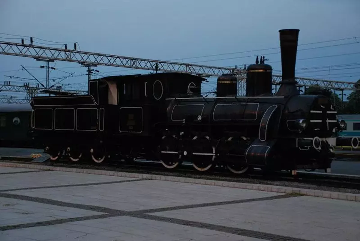 Historische Dampflokomotive an einem Bahnhof