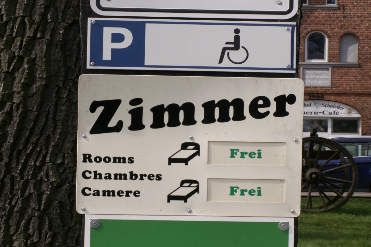 Unterkunftsschild mit Rollstuhlsymbol