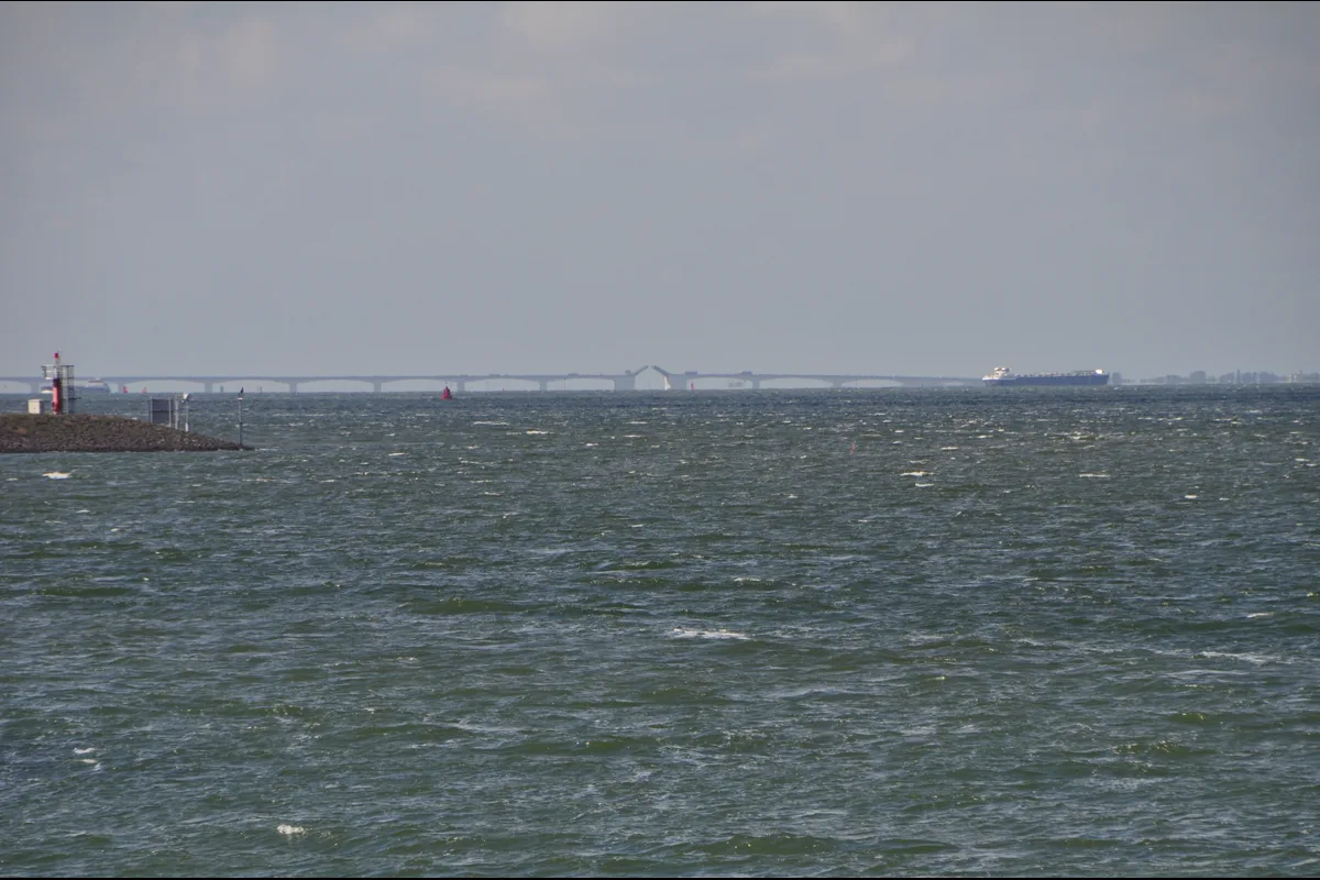 Windbewegte Oosterschelde in Zeeland mit Zeelandbrücke im Hintergrund
