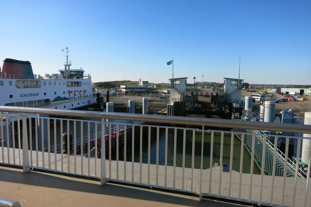 Fähre am Fahrzeugterminal im Hafen von Texel