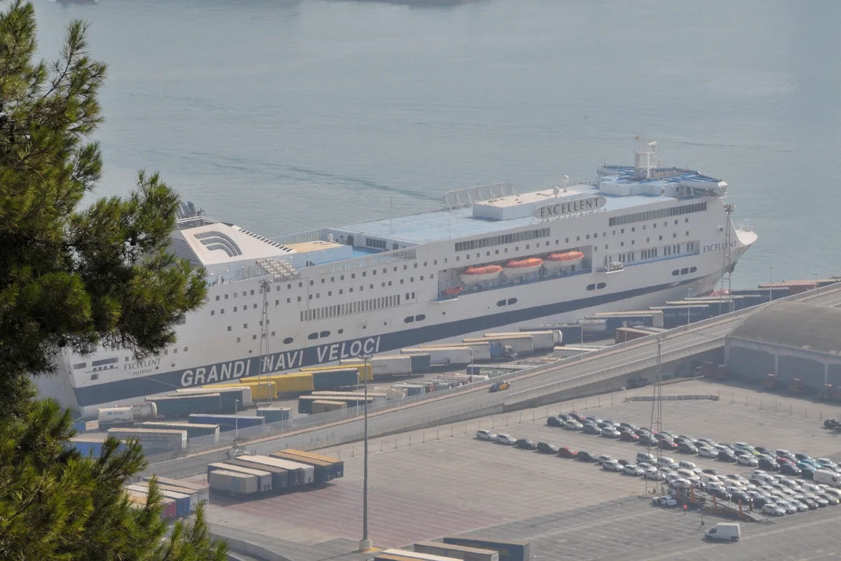 Fährschiff mit Fahrzeugen im Hafen