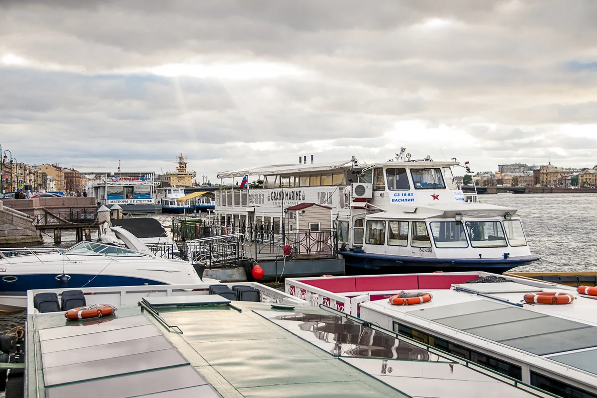 Flusskreuzfahrtschiff auf dem Wasser im Hafen von Sankt Petersburg