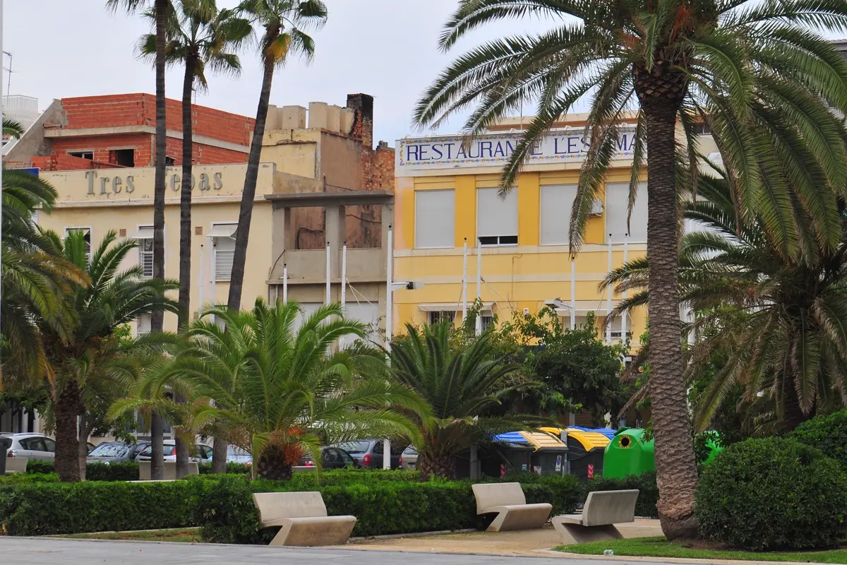 Reisende an einem Bahnhof in Valencia