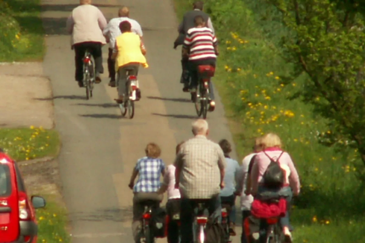 Familie auf Fahrrädern unterwegs