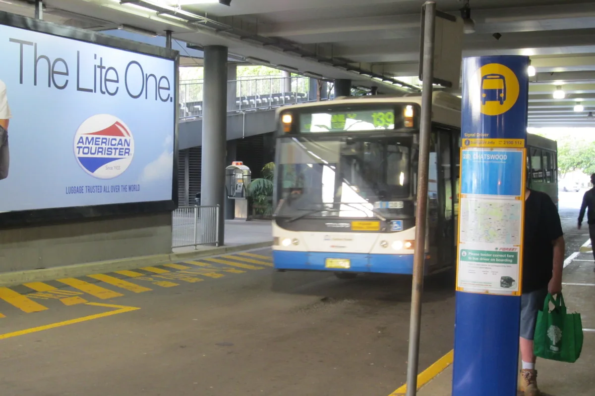 Linienbus an einer Haltestelle