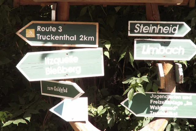 Wegweiser mit mehreren Routen