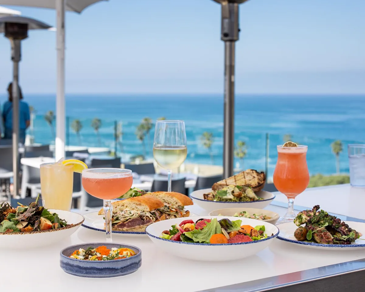 Cocktails und Speisen auf der Ocean Terrace von George’s at the Cove mit Pazifikblick