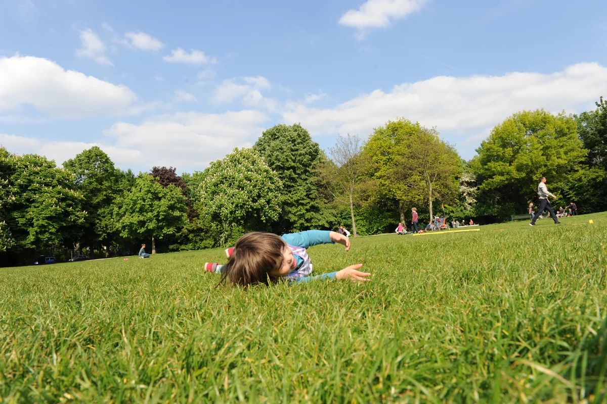 Kind in einem Park in Köln