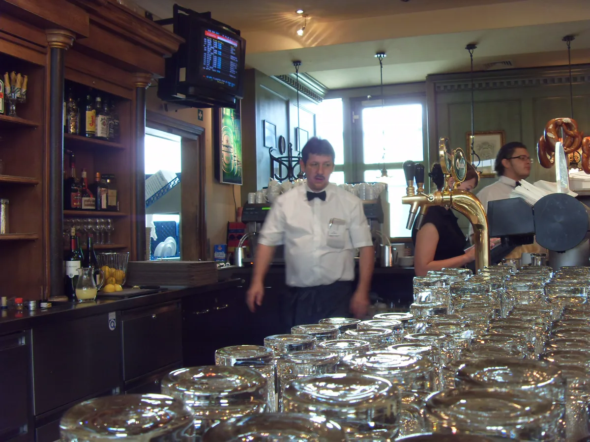 Barkeeper hinter einer Theke in einem Wiener Gastronomiebetrieb