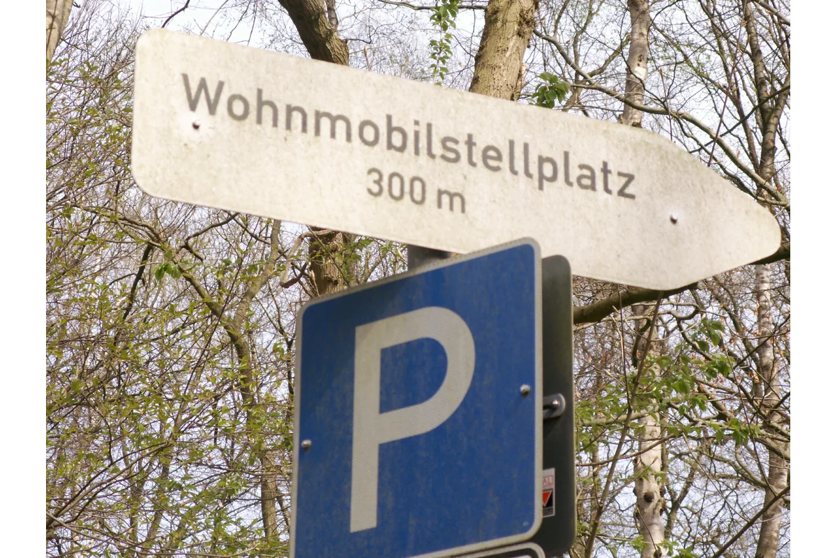 Hinweisschild zu einem Wohnmobilstellplatz