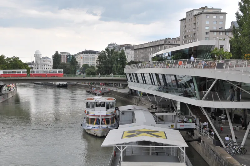 Ausflugsschiff und Anleger am Donaukanal in Wien